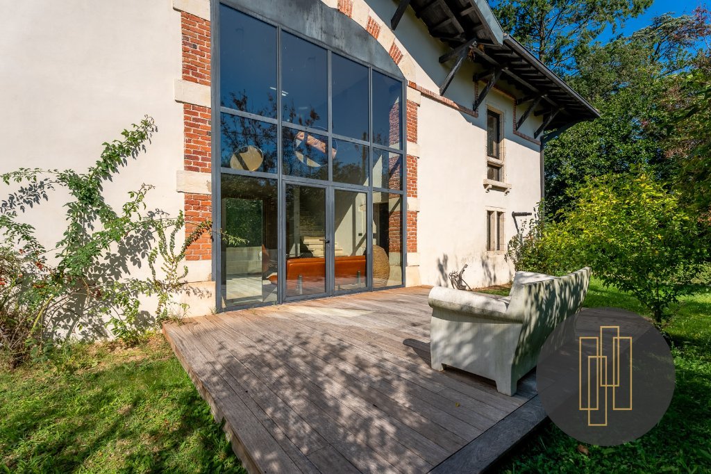 Maison 280 msur un terrain de 1784 m A VENDRE - BELLEVILLE - 246 m2 - 675000€