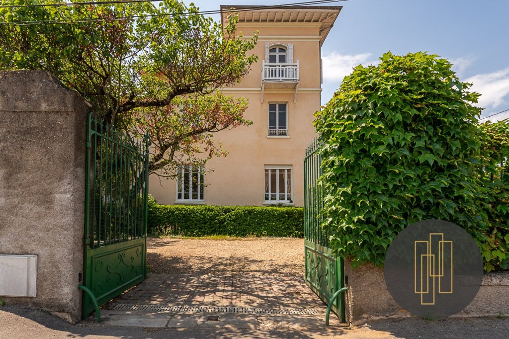 MAISON A VENDRE - VILLEFRANCHE SUR SAONE - 230 m2 - 695000 €