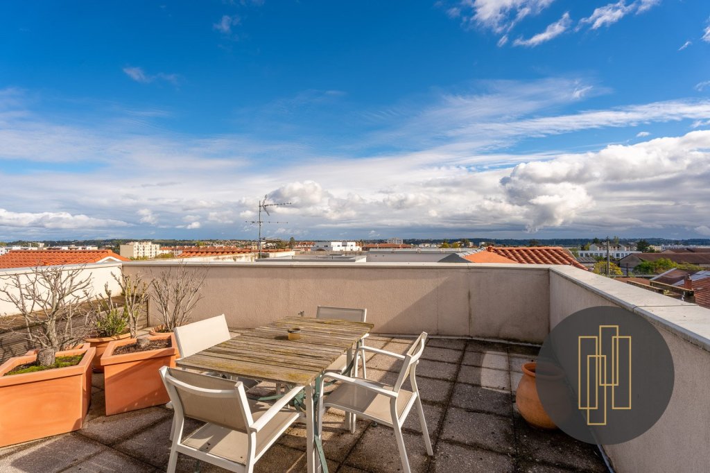 APPARTEMENT T5 - VILLEFRANCHE SUR SAONE - 189.81 m2 - VENDU