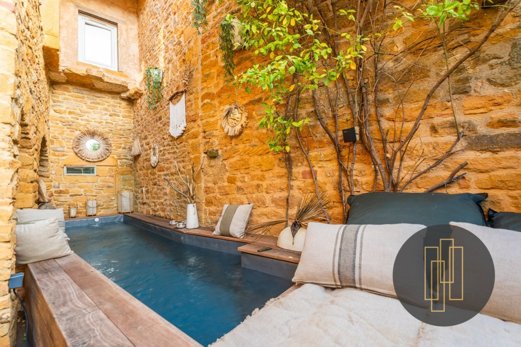 MAISON - POUILLY LE MONIAL - 225 m2 - VENDU