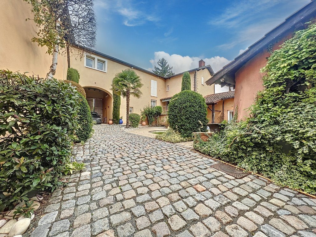 MAISON - VILLEFRANCHE SUR SAONE - 211.77 m2 - VENDU