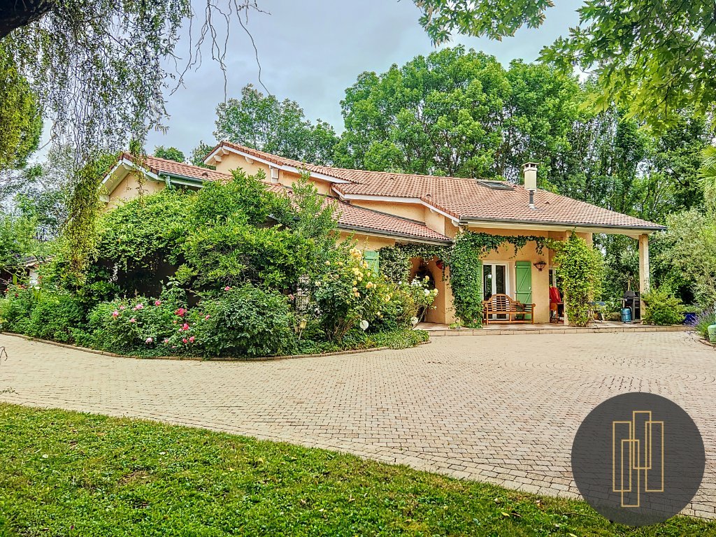 MAISON - LA TOUR DE SALVAGNY - 207 m2 - VENDU