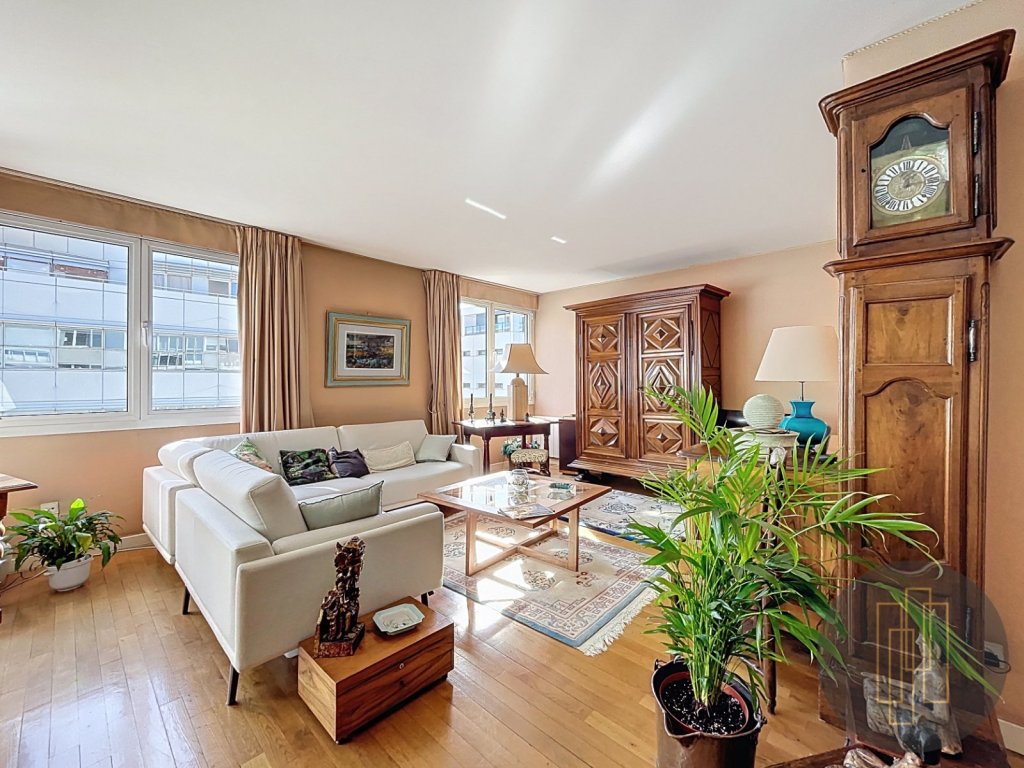 APPARTEMENT T5 A VENDRE - LYON 7EME ARRONDISSEMENT - 111.4 m2 - 570000€