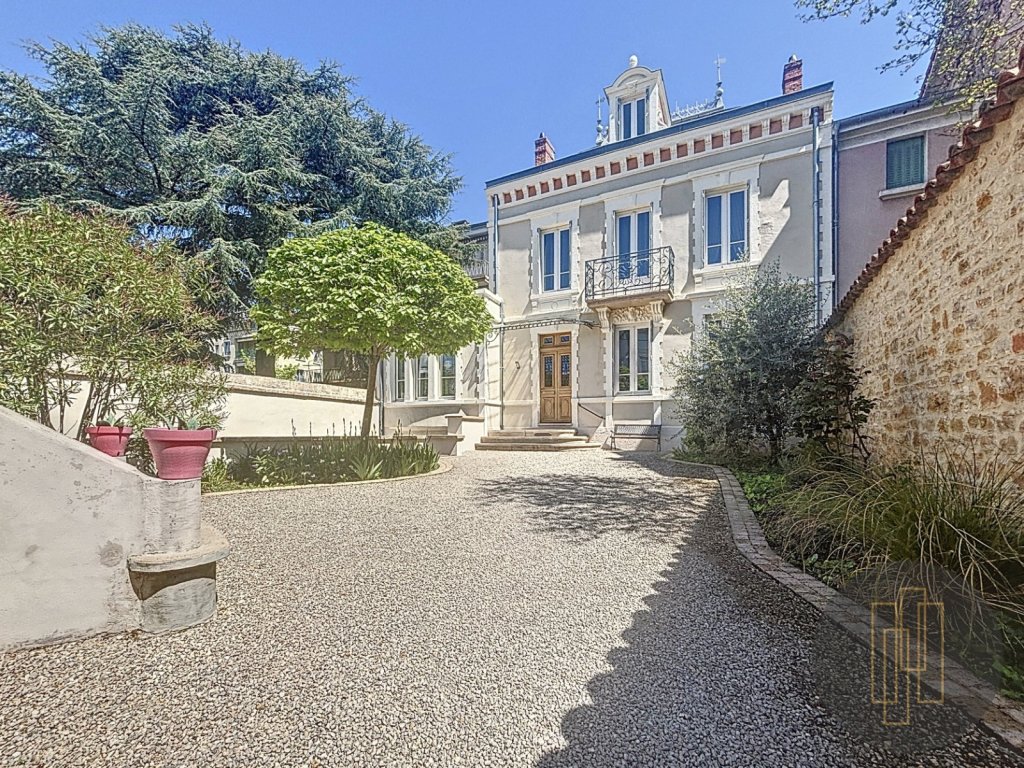 PROPRIETE A VENDRE - VILLEFRANCHE SUR SAONE - 218 m2 - 850000€