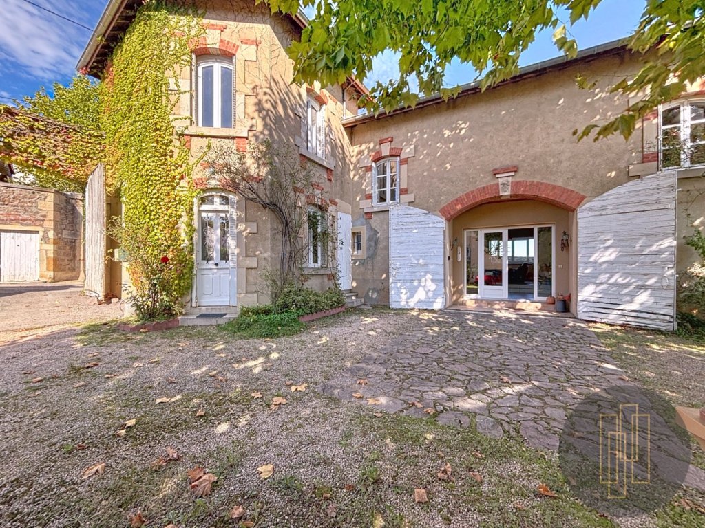 MAISON A VENDRE - ST ETIENNE DES OULLIERES - 221 m2 - 539000€