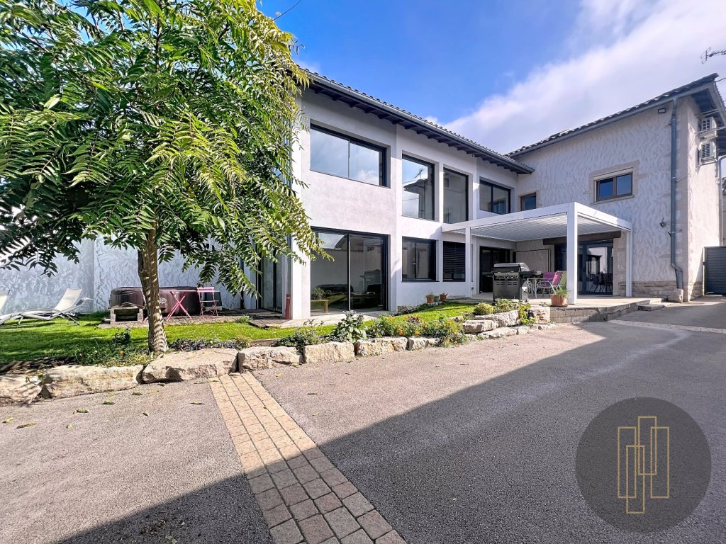 MAISON A VENDRE - BELLEVILLE - 236 m2 - 480 000 €
