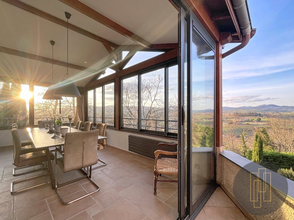 MAISON A VENDRE - PORTE DES PIERRES DOREES - 227 m2 - 690�000�&euro;