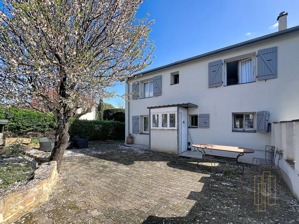 MAISON A VENDRE - LIMAS - 135 m2 - 300�000�&euro;