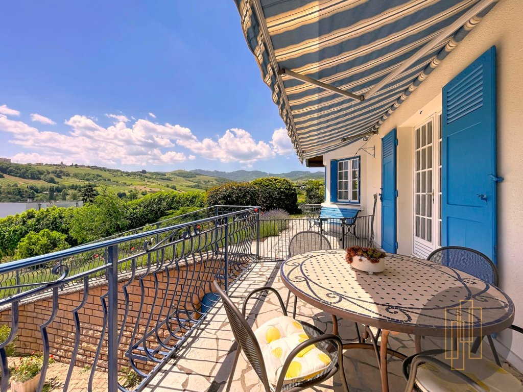 MAISON A VENDRE - LE PERREON - 198.94 m2 - 450 000 €