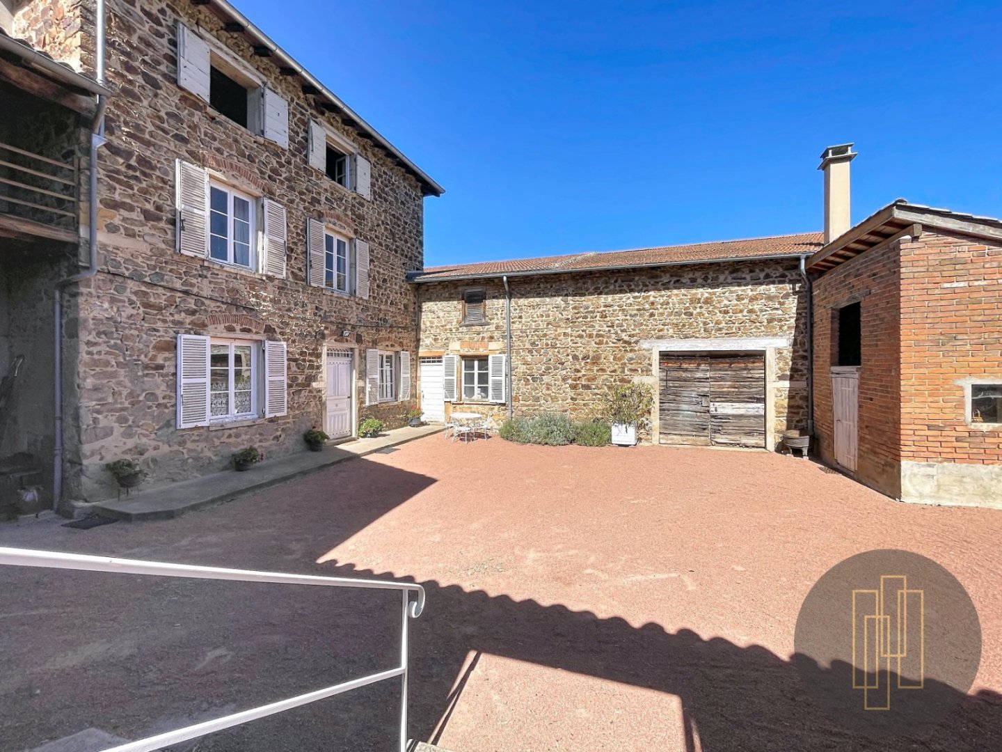 MAISON A VENDRE - VAUX EN BEAUJOLAIS - 125 m2 - 350 000 &euro;