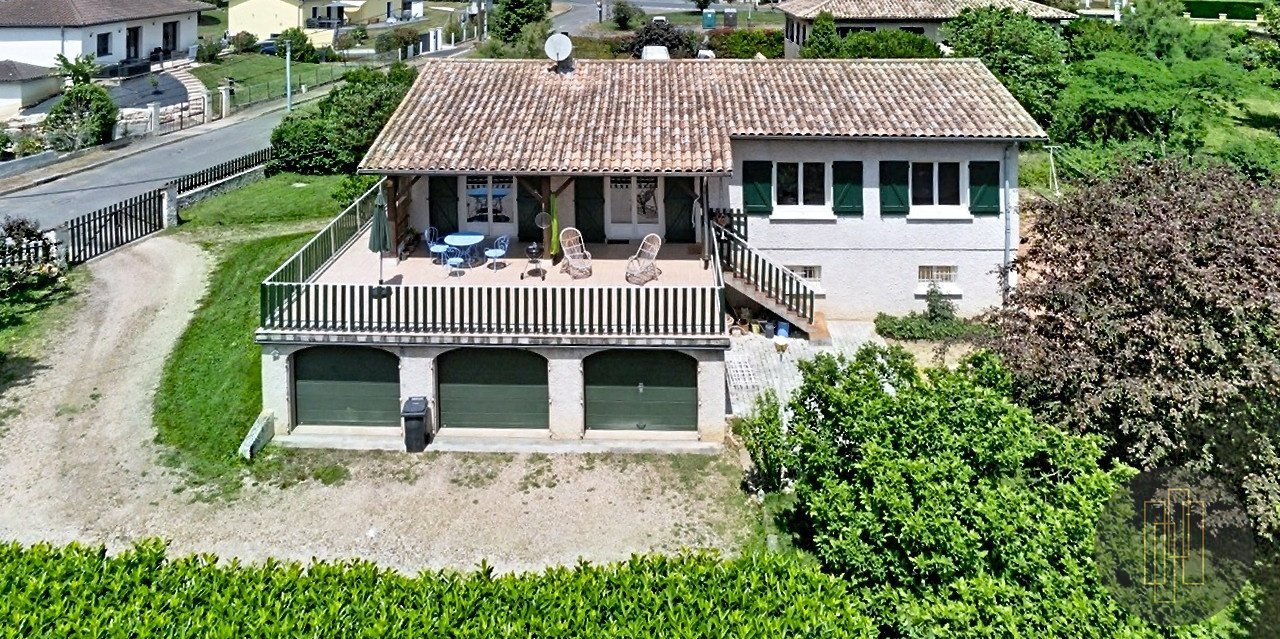 MAISON A VENDRE - LE PERREON - 157.07 m2 - 349 000 €