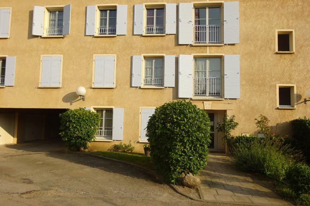à Louer Appartement F3 à Montmerle Avec Cour Ou Jardin
